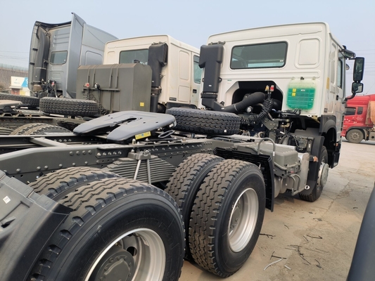 Χρησιμοποιούμενο Sinotruk HOWO Τρακτέρ 6X4 Euro 2 Ενεργειακό Πρότυπο 400L Αλουμινίου Tanker πετρελαίου