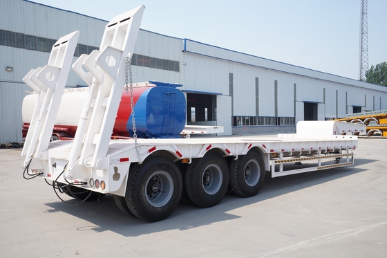 Sinotruk HOWO 3άξονας 60t ημι-χαμηλόπανο ρυμουλκούμενο με ράμπα 7000-8000mm