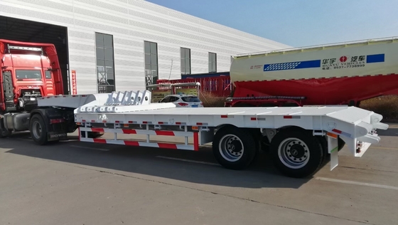 2-5 άξονες Sinotruk Semi-trailer με χαμηλό ύψος με σύστημα προσγείωσης 30-100 τόνων χωρητικότητας 12 ελαστικά